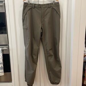 Patagonia Olive Green/Tan Pants—Many Zippered Pockets—Like New Condition—38